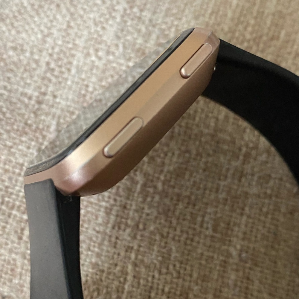FITBIT Versa - Picture 3 of 6